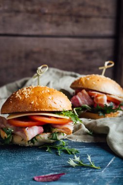 Pastırma, roka, domates ve peynirli burger