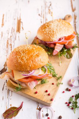 Pastırma, roka, domates ve peynirli burger