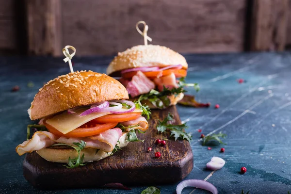 Hambúrguer com bacon, rúcula, tomate e queijo — Fotografia de Stock
