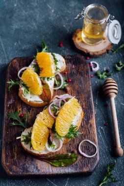 Ricotta turuncu ve tatlı bal ile lezzetli bruschetta