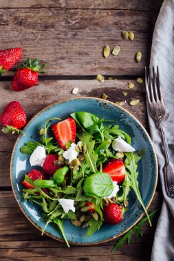 Çilek, roka ve ricotta Salata.