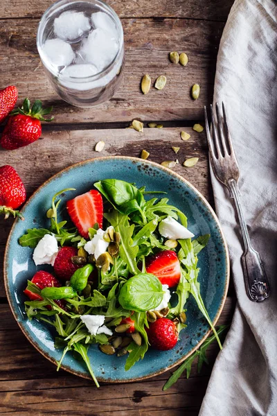 Ensalada con fresa, rúcula y ricotta . —  Fotos de Stock