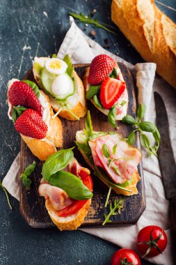 Bruschetta atıştırma için doldurma diffetent ile