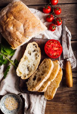 Ahşap masa domatese rustik ekmek