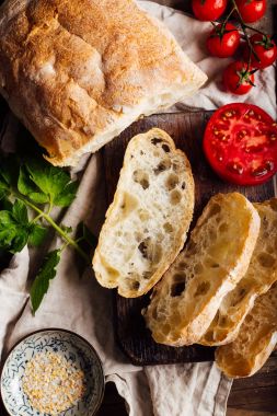 Ahşap masa domatese rustik ekmek