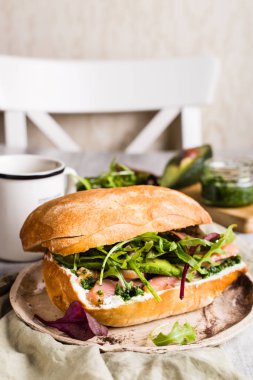 Pesto ile Somon Sandviç