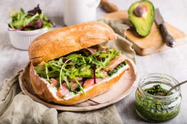 Pesto ile Somon Sandviç