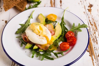 Pastırma ve Yumurta Benedict ile kahvaltıda kızarmış ekmek