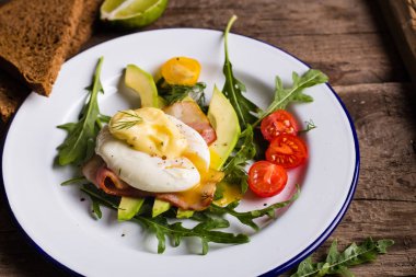 Pastırma ve Yumurta Benedict ile kahvaltıda kızarmış ekmek