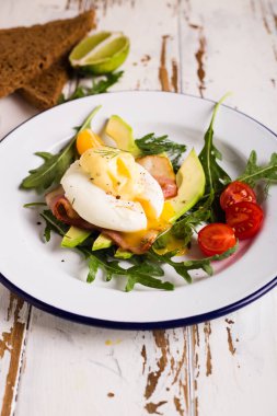 Pastırma ve Yumurta Benedict ile kahvaltıda kızarmış ekmek