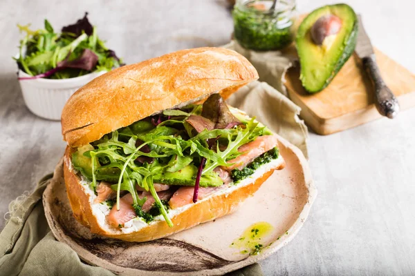 Sanduíche de salmão com pesto — Fotografia de Stock