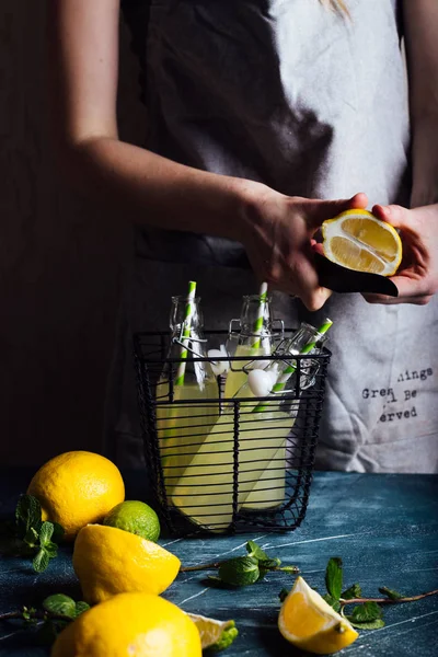  Kadının pişirme taze ev yapımı limonata eller