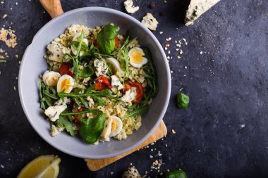 Izgara domates, yumurta, mavi peynir ve otlar ile sağlıklı bulgur salatası