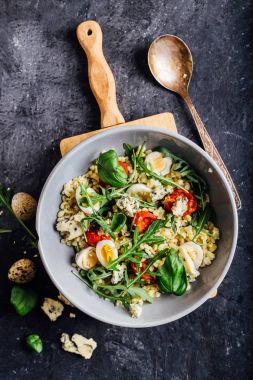 Izgara domates, yumurta, mavi peynir ve otlar ile sağlıklı bulgur salatası