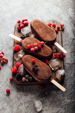 Çikolatalı dondurmayı buz taze meyve ve çilek ile