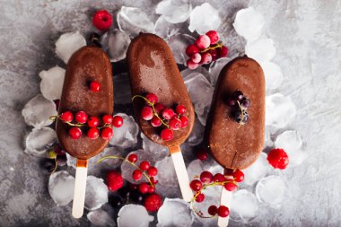 Çikolatalı dondurmayı buz taze meyve ve çilek ile