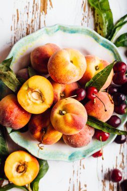 Olgun şeftaliler ahşap arka planda