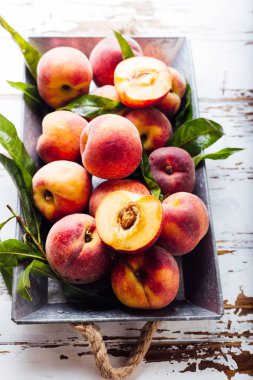 Olgun şeftaliler ahşap arka planda