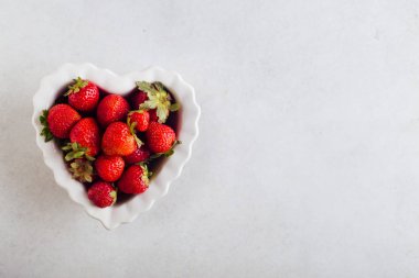 Sevgililer günü sembolü kavramı. Çilekli kalp şekli.