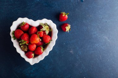Sevgililer günü sembolü kavramı. Çilekli kalp şekli.