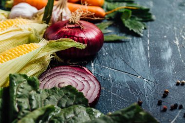 Malzemeler için lezzetli vejetaryen yemekleri pişirme sebze. Havuç, sarımsak, soğan, Mısır ve otlar. 