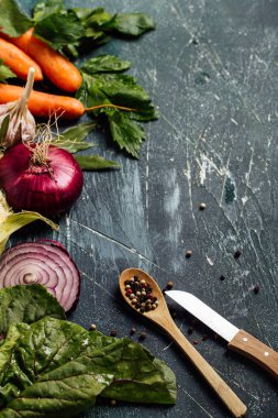 Malzemeler için lezzetli vejetaryen yemekleri pişirme sebze. Havuç, sarımsak, soğan, Mısır ve otlar. 