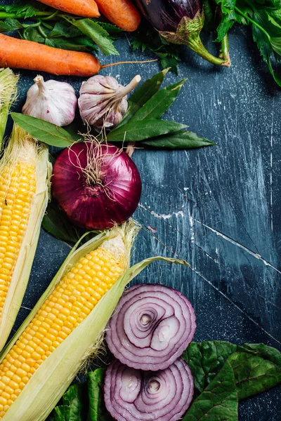 Malzemeler için lezzetli vejetaryen yemekleri pişirme sebze. Havuç, sarımsak, soğan, Mısır ve otlar. 