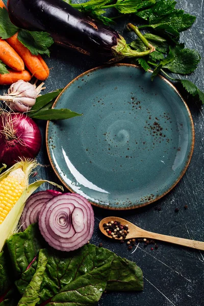 Malzemeler için lezzetli vejetaryen yemekleri pişirme sebze. Havuç, sarımsak, soğan, Mısır ve otlar. 