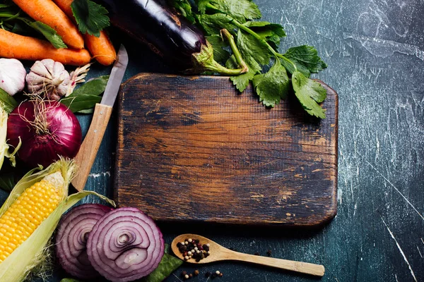 Malzemeler için lezzetli vejetaryen yemekleri pişirme sebze. Havuç, sarımsak, soğan, Mısır ve otlar. 