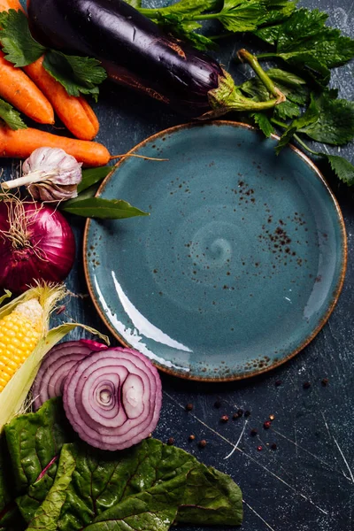 Malzemeler için lezzetli vejetaryen yemekleri pişirme sebze. Havuç, sarımsak, soğan, Mısır ve otlar. 