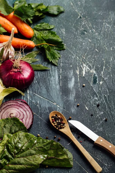 Malzemeler için lezzetli vejetaryen yemekleri pişirme sebze. Havuç, sarımsak, soğan, Mısır ve otlar. 