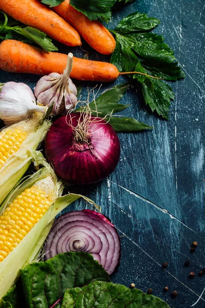 Malzemeler için lezzetli vejetaryen yemekleri pişirme sebze. Havuç, sarımsak, soğan, Mısır ve otlar. 