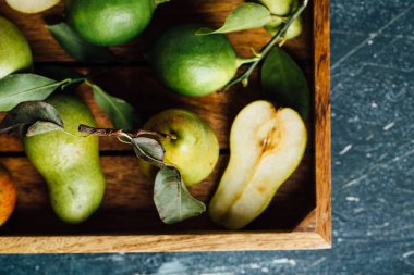 Taze olgun organik armut ve kireç doğal arka planda, vega, diyet yemekleri. 