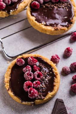 Karamel ve çikolata tart 