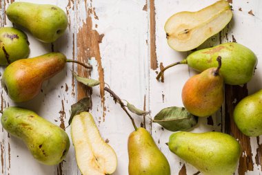 Beyaz ahşap zemin üzerine armut.