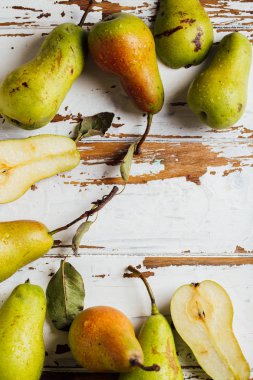 Beyaz ahşap zemin üzerine armut.
