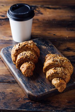 Kruvasan ile kahve. Tatlı