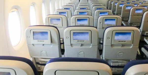 El interior del avión de pasajeros con los asientos — Foto de Stock