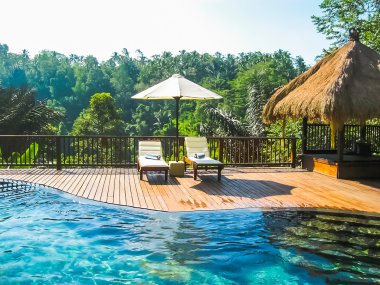 Bali, Endonezya - 14 Nisan 2014: Nandini orman Resort ve Spa, Yüzme Havuzu görünümünü.