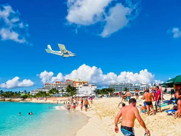 Philipsburg, Sint Maarten - 13 Şubat 2013: Maho Bay'deki plaj