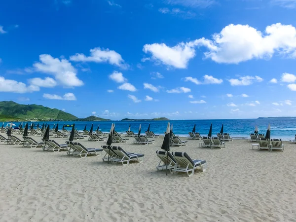 Tropik plajda sandalye ve şemsiyeler — Stok fotoğraf
