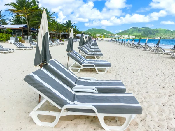 As cadeiras e guarda-chuvas na praia tropical — Fotografia de Stock