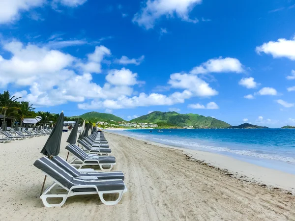 Tropik plajda sandalye ve şemsiyeler — Stok fotoğraf