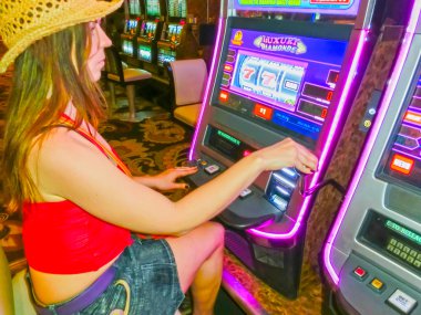 Las Vegas, Amerika Birleşik Devletleri - 05 Mayıs 2016: Excalibur Hotel'de slot makineleri oynayan konsantre kız