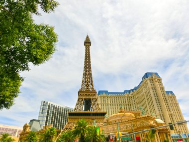 Las Vegas, Amerika Birleşik Devletleri - 05 Mayıs 2016: yineleme Eyfel Kulesi açık mavi gökyüzü ile