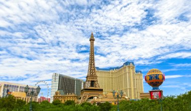 Las Vegas, Amerika Birleşik Devletleri - 05 Mayıs 2016: yineleme Eyfel Kulesi açık mavi gökyüzü ile