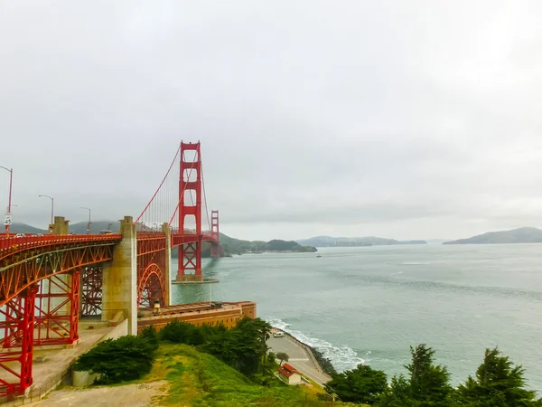 サンフランシスコの霧の中の海の上のゲートブリッジ — ストック写真