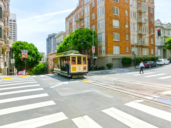 サンフランシスコ、カリフォルニア州、アメリカ合衆国 - 2016 年 5 月 4 日: 有名なケーブルカー — ストック写真