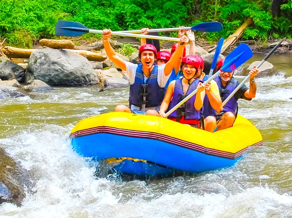 Bali, Indonesia - April 11, 2012: Rafting in the canyon on Balis mountain river — Stock Photo, Image