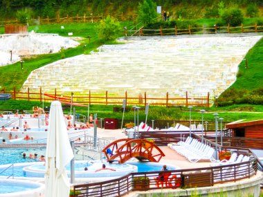 Egerszalok, Macaristan - 27 Eylül 2015: insanlar Saliris resort sıcak su havuzlarında dinlenme.